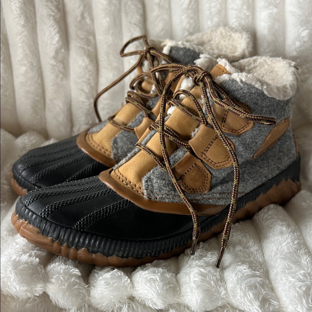 Stylish SOREL OUT & ABOUT Black and Tan Winter Boots